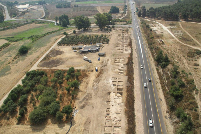 Археологічні розкопи ведуться прямо біля дороги 
